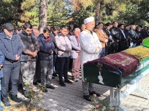 GIDA ZEHİRLENMESİ ŞÜPHESİYLE ÖLEN ANNE VE ÇOCUKLARI TOPRAĞA VERİLDİ