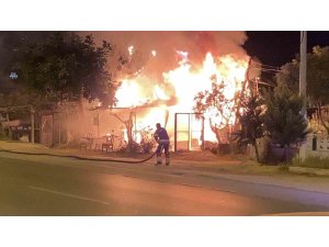 HOBİ BAHÇESİNDEKİ BARAKA ALEV ALEV YANDI