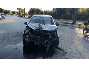 PALMİYEYE ÇARPAN OTOMOBİL HURDAYA DÖNDÜ: 1 YARALI