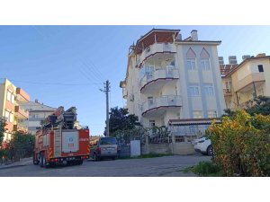 APARTMAN ÇATISINDAKİ YANGINI PATLAYAN SU BORUSU SÖNDÜRDÜ