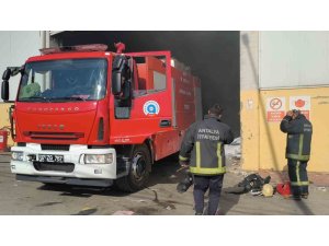 ANTALYA’DA GERİ DÖNÜŞÜM FABRİKASINDAKİ YANGIN KORKUTTU