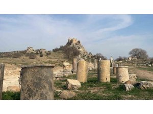 KASTABALA TİYATROSU’NDAKİ KAZILARDA YENİ MASKLAR ORTAYA ÇIKARILDI