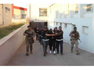 YURTDIŞINA KAÇACAKLARDI: ‘BAYĞARALAR’ ÇETESİNİN FİRARİLERİ VE ONLARA YARDIM EDEN 7 ŞÜPHELİ TUTUKLANDI