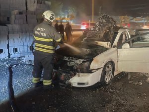 ANTAKYA’DA OTOMOBİLİN MOTOR KISMI YANDI