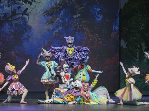 ‘DİNO ORMANI’ İLE  MİNİKLERİN NEŞELİ SESLERİ SAHNEYİ DOLDURDU!