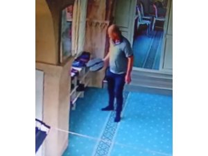CAMİDE AYAKKABILARI TEK TEK İNCELEDİ, BEĞENDİĞİNİ ÇALDI