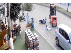 TERS ŞERİTTEN GELEN FORKLİFT BABA VE ÇOCUKLARINA ÇARPTI