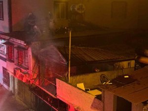 ADANA’DA MÜSTAKİL EV ALEV ALEV YANDI