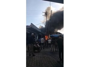 ADANA’DA HURDACI DÜKKANI ALEVLERE TESLİM OLDU