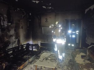 ANTAKYA’DA YANAN EV KULLANILMAZ HALE GELDİ