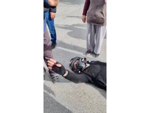 KAZADA YARALANDI, ÇARPIŞTIĞI ARACIN SÜRÜCÜSÜ VE ÇOCUĞUNUN KORKTUĞUNU GÖRÜNCE KENDİ ACISINI BİR KENARA ATTI