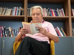 ÜNLÜ İSMLERLE BİRİKTİRDİĞİ ANILARINI KİTAPLAŞTIRIYOR