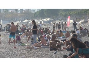 TÜRKİYE SOĞUKLA MÜCADELE EDERKEN DÜNYACA ÜNLÜ SAHİLDE YAZ GÖRÜNTÜSÜ