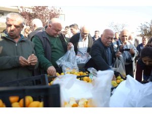 MANDALİNANIN FİYATI 2 TL’YE DÜŞÜNCE TONLARCA ÜRÜNÜ VATANDAŞLARA ÜCRETSİZ DAĞITTILAR