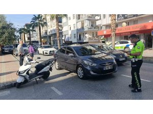 OTOMOBİLİN SAĞINDAN GEÇMEK İSTERKEN AYNI YÖNE DÖNMEK İSTEYEN OTOMOBİLE ÇARPTI