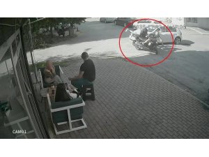 KASKSIZ YOLCU KAFASINI KALDIRIMA ÇARPMAKTAN KIL PAYI KURTULDU