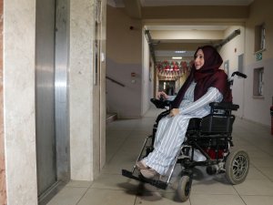 YÜRÜME ENGELLİ ÖĞRETMENİN ASANSÖR ÇİLESİ