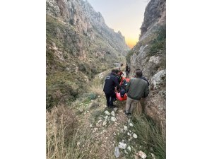 YÜRÜYÜŞ ESNASINDA KAYALIKLARDAN DÜŞEN ŞAHIS YARALANDI