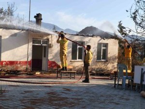 ANTALYA’DA ORMANLIK ALANDA ÇIKAN YANGINDA ESKİ OKULUN ÇATISI YANDI