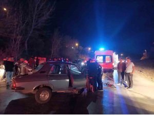 OTOMOBİLLER KAFA KAFAYA ÇARPIŞTI: 7 YARALI