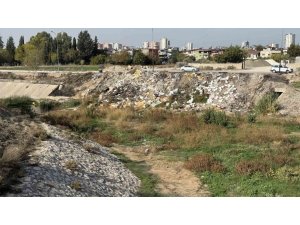 ADANA’DA KURUYAN DERE MOLOZ DÖKÜM SAHASINA DÖNDÜ