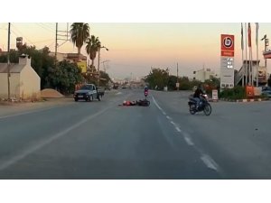 MOTOSİKLETLERİN KARIŞTIĞI KAZA ARAÇ KAMERASINA YANSIDI