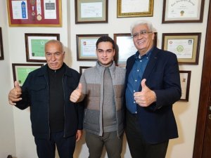 DOKTORLARIN 17 YIL ÖNCE "AMELİYAT OLMAZSA ÖLÜR" DEDİĞİ ÇOCUK DOĞRU TEŞHİSLE HAYATA TUTUNDU