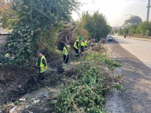 HATAY’DA 66 KİLOMETRELİK YAĞMUR SUYU VE IZGARA TEMİZLİĞİNDEN TOPLAMDA 53 KAMYON KATI ATIK ÇIKTI