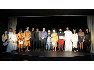 TARSUSLU GENÇ OYUNCULAR MODERN MACBETH UYARLAMASIYLA SAHNE ALDI