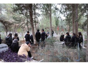 ÖĞRENCİLERİ, ÖĞRETMENLER GÜNÜNDE VEFAT EDEN ÖĞRETMENLERİNİ UNUTMADI