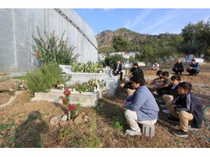 BOZYAZI’DA VEFAT EDEN ÖĞRETMEN KABRİ BAŞINDA ANILDI