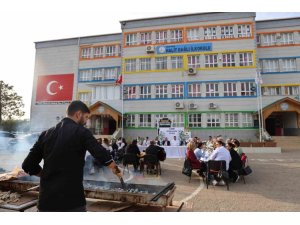 OKUL BAHÇESİNDE ADANA USULÜ ÖĞRETMENLER GÜNÜ KUTLAMASI