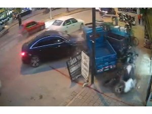 ADANA’DA KAZA ANI HEM GÜVENLİK KAMERASINA HEM DE ARAÇ KAMERASINA YANSIDI