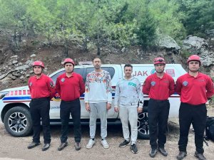 YÜRÜYÜŞ SIRASINDA KAYBOLAN 2 GENÇ, 15 SAAT SONRA JAK TİMLERİ TARAFINDAN BULUNDU