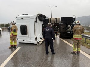 İSKENDERUN’DA DEVRİLEN TIRIN SÜRÜCÜSÜ YARALANDI