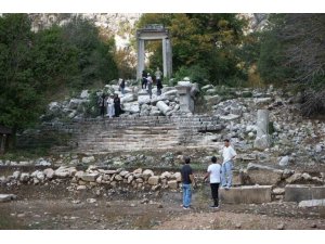 TERMESSOS’TA İLK KAZIDA DANS EDEN KADINLAR MEZARI, ANTİOCHİS’İN ANIT MEZARI VE FİGÜRLÜ LAHİT PARÇALARI ORTAYA ÇIKARILDI