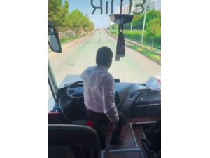 TARAFTARLARI DEPLASMANA GÖTÜREN ŞOFÖR ARAÇ SEYİR HALİNDEYKEN AYAĞA KALKIP OYNADI