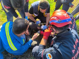 AYAĞI MOTORLU TESTEREYE SIKIŞAN ŞAHSI İTFAİYE EKİPLERİ KURTARDI