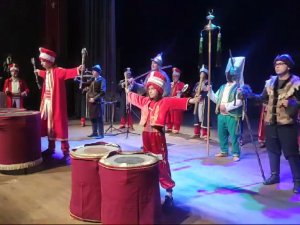 MERAK ETTİ KENDİ MEHTER TAKIMINI KURDU