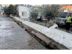 SU BASAN SİTENİN İSTİNAT DUVARI YIKILDI