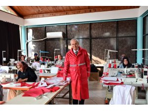 BAŞKAN KOCAGÖZ KADIN EMEĞİYLE ÜRETİLEN YAĞMURLUKLARI BİZZAT TEST ETTİ