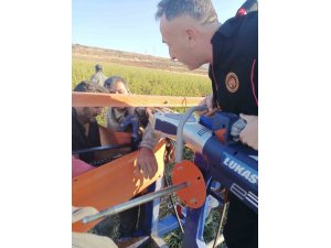 HORTUM SARMA MAKİNESİNE KOLU SIKIŞAN İŞÇİ KURTARILDI