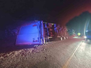 DEVRİLEN TIRIN SÜRÜCÜSÜ HAYATINI KAYBETTİ