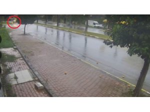 ANTALYA’DA SEYİR HALİNDEKİ OTOMOBİL BİR ANDA ALEV TOPUNA DÖNDÜ, SÜRÜCÜ KENDİNİ DIŞARIYA ATTI