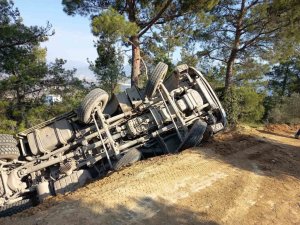 TOPRAK YOLDA UÇURUMA YUVARLANAN HAFRİYAT KAMYONUNUN SÜRÜCÜSÜ YARALANDI