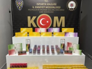 ISPARTA’DA BİR EVDE YAPILAN ARAMADA ÇOK SAYIDA KAÇAK SİGARA VE ELEKTRONİK SİGARA ELE GEÇİRİLDİ