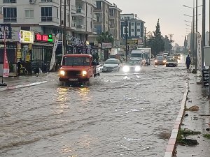 ANTALYA'DA ŞİDDETLİ YAĞIŞ; YOLLAR GÖLE DÖNDÜ