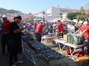 FESTİVALDE EKMEK ARASI HAMSİ KUYRUĞU
