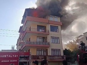 ANNE VE ÇOCUKLARINI KAPIYI KIRARAK ÇIKARDILAR