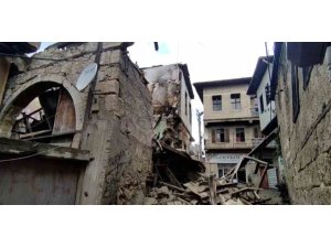 DAHA ÖNCE YANGINDA ZARAR GÖREN ESKİ BİNA YAĞIŞLI HAVADA ÇÖKTÜ